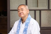 映画「山口くんはワルくない」の新規場面写真。左から春海四方演じる山口くんの祖父