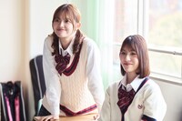 映画「山口くんはワルくない」の新規場面写真。左から森日菜美演じる森宮エリー、今堀奏演じる木村汐