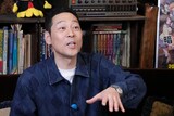 作品プロデューサーに質問を投げかける東野幸治