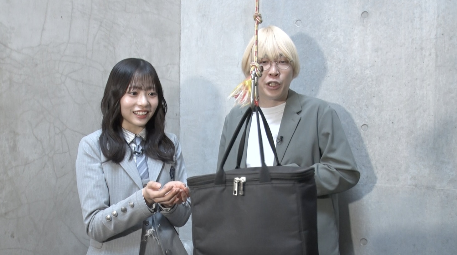 ある物を見つめるガクと正源司陽子