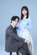瀬古貴人役の森次政裕（超特急）と花井栞里役の佐々木美玲。©︎「あの夜、社長の子供を授かりました」製作委員会・MBS