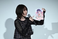 上田が持っているのが“炸裂御礼！ファイナル舞台挨拶”の特典