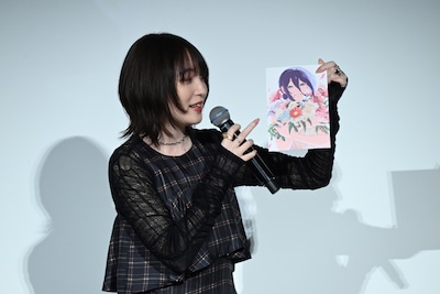 上田が持っているのが“炸裂御礼！ファイナル舞台挨拶”の特典