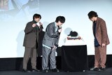 サプライズのケーキに目を奪われる山下誠一郎、小林裕介、鈴木崚汰