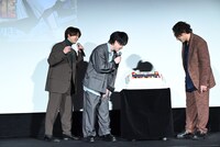 サプライズのケーキに目を奪われる山下誠一郎、小林裕介、鈴木崚汰