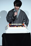 ケーキに感激する小林裕介