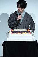 ケーキに感激する小林裕介