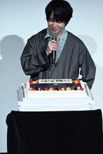 ケーキに感激する小林裕介