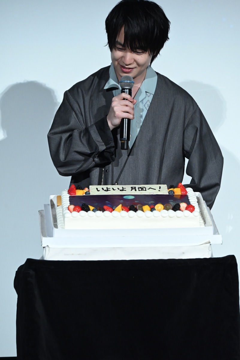 ケーキに感激する小林裕介