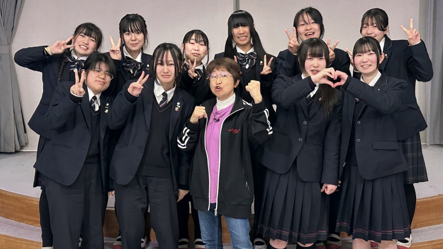 田中真弓（前列中央）と高校生たち （画像提供：NHK）