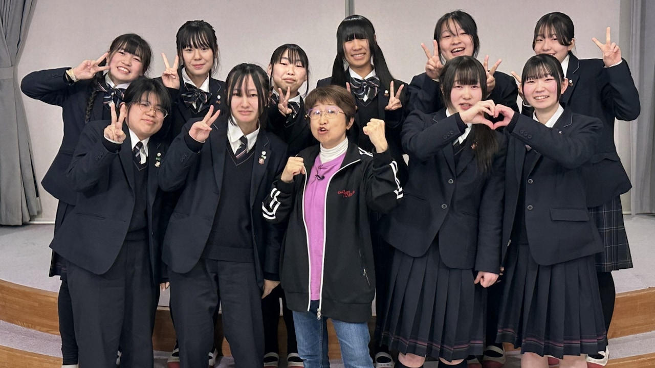 田中真弓（前列中央）と高校生たち （画像提供：NHK）