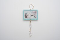 「夏目友人帳」33巻特装版に付いてくる「シャカシャカアクリルキーホルダー」とLaLa5月号付録「ニャンコ先生2連チャーム」(c)緑川ゆき／白泉社