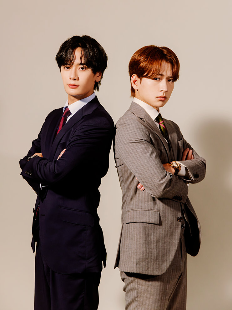 左から堀海登扮する四ツ谷良、佐藤友祐扮する志藤全 (c)末広マチ・竹書房／「フェイクファクトリップス」製作委員会