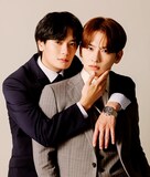 左から堀海登扮する四ツ谷良、佐藤友祐扮する志藤全 (c)末広マチ・竹書房／「フェイクファクトリップス」製作委員会