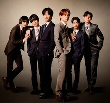 左から平井亜門扮する二見祐也、島津見扮する持田陸、堀海登扮する四ツ谷良、佐藤友祐扮する志藤全、天野旭陽扮する東野翔太、財津優太郎扮する大西悠真 (c)末広マチ・竹書房／「フェイクファクトリップス」製作委員会