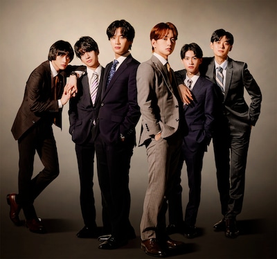 左から平井亜門扮する二見祐也、島津見扮する持田陸、堀海登扮する四ツ谷良、佐藤友祐扮する志藤全、天野旭陽扮する東野翔太、財津優太郎扮する大西悠真 (c)末広マチ・竹書房／「フェイクファクトリップス」製作委員会