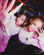 「激アツ背景ロングスリーブTシャツ」