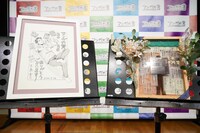 児島青が描き下ろした受賞記念イラストと、児島青に贈られたプライズ