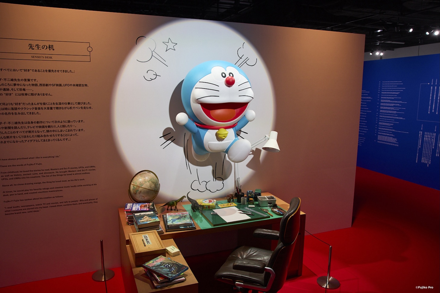 「100%ドラえもん まんがワールド展」の「先生の机」エリア