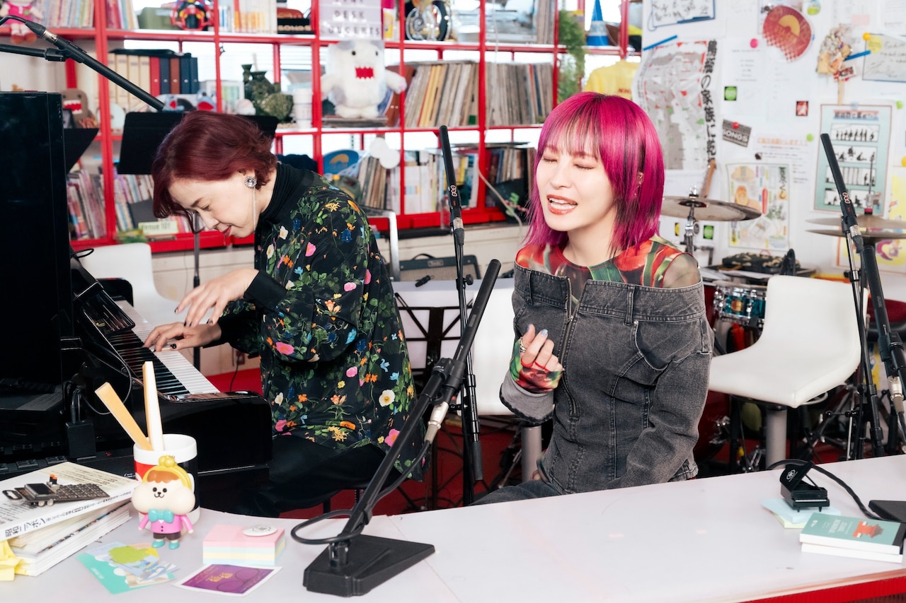 「tiny desk concerts」より、左から梶浦由記、LiSA（写真提供：NHK）