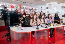 梶浦由記がNHKの音楽番組に出演、LiSAらがオフィスで「炎」などアニソン歌い上げる