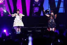 左から白玉みかん役の渡部優衣、黒須あろま役の牧野由依