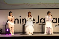 左から佐倉綾音、水瀬いのり、種田梨沙