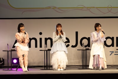 左から佐倉綾音、水瀬いのり、種田梨沙