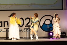 左から内田真礼、徳井青空、村川梨衣