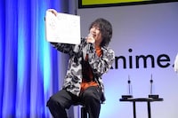 吉永拓斗。フリップには怪獣に襲われる鉄男の姿が描かれている