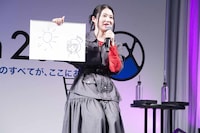 関根明良。フリップには朝日を目にする相の姿が描かれている