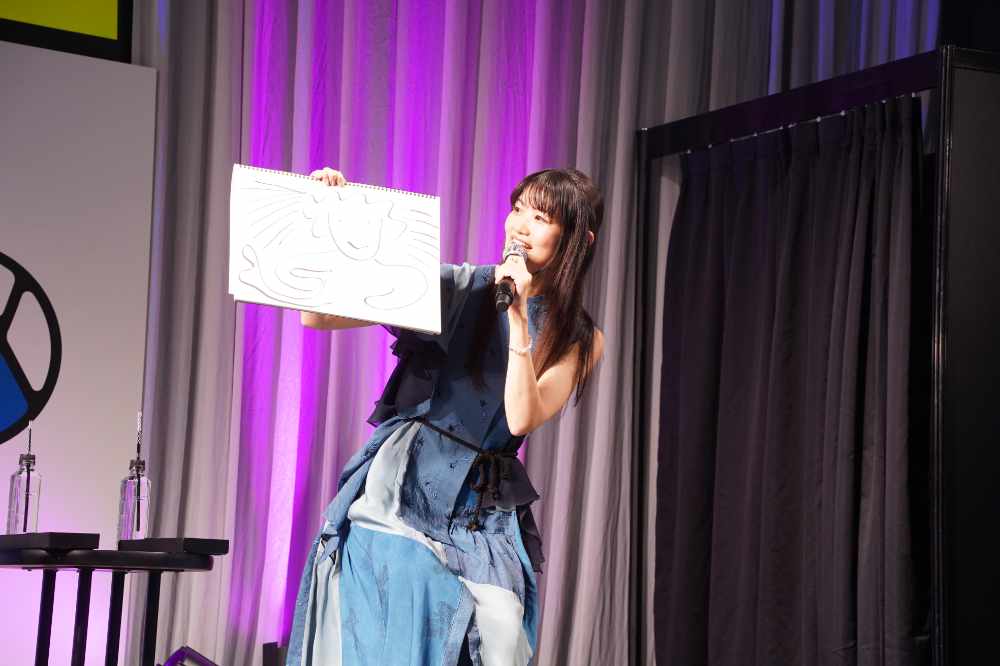 早見沙織。フリップには独特なタッチの手島の姿が描かれている