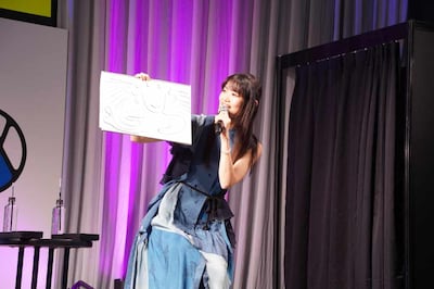 早見沙織。フリップには独特なタッチの手島の姿が描かれている