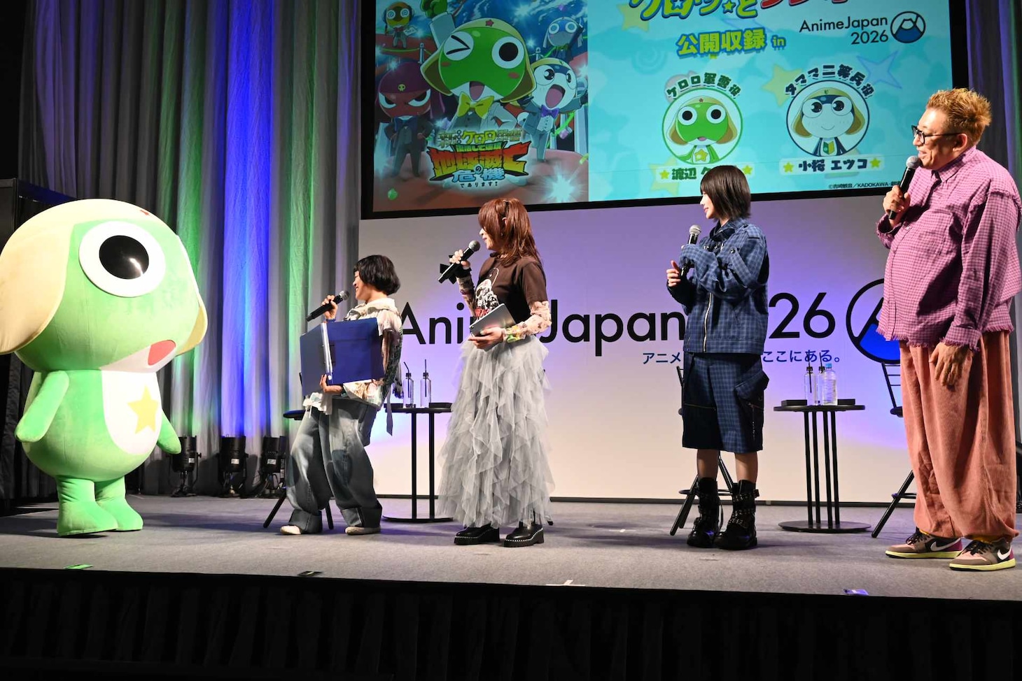 ケロロ軍曹を見て笑顔の登壇者たち。左から小桜エツコ、渡辺久美子、あの、福田雄一総監督