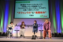 左から小桜エツコ、渡辺久美子、あの、福田雄一総監督。◯×クイズコーナー「マルかバツかで決めるであります！」第2問目の様子