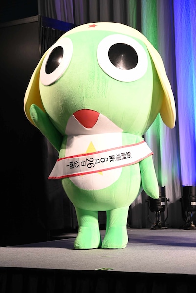 ケロロ軍曹、劇場版の公開日が書かれたたすきをかけて登場