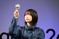 アニメイトで販売されるグッズ付きムビチケの特典「アニメ店長コラボフィンガーパペット」を見つめるあの