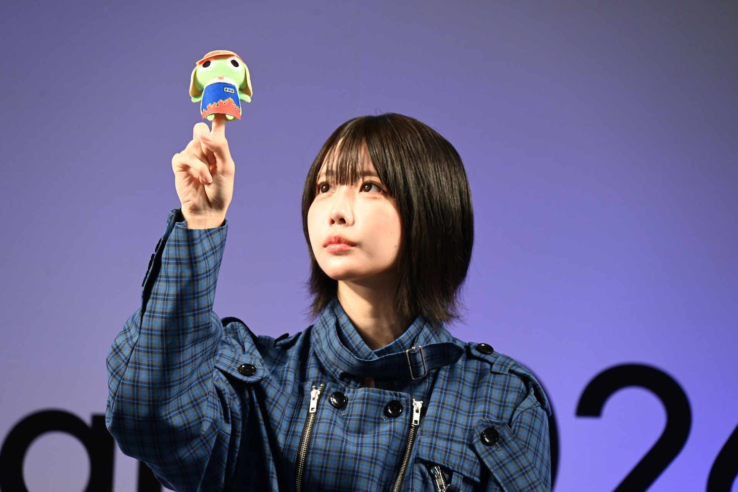 アニメイトで販売されるグッズ付きムビチケの特典「アニメ店長コラボフィンガーパペット」を見つめるあの