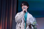 誕生日祝いの花束を手に持った小林裕介