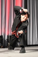 範馬刃牙のポーズをキメる島﨑信長