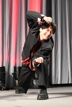 範馬刃牙のポーズをキメる島﨑信長