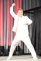 宮本武蔵のポーズをキメる内田直哉