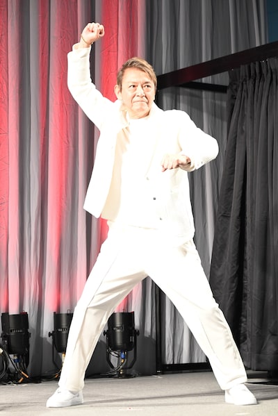 宮本武蔵のポーズをキメる内田直哉