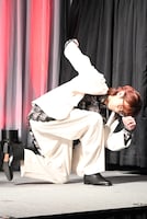 花山薫のポーズをキメる江口拓也