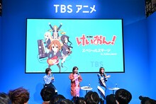 「けいおん！」ステージの様子。左から豊崎愛生、日笠陽子