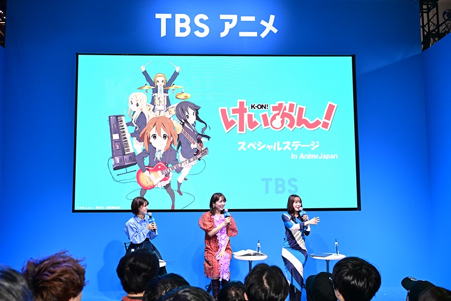 「けいおん！」ステージの様子。左から豊崎愛生、日笠陽子