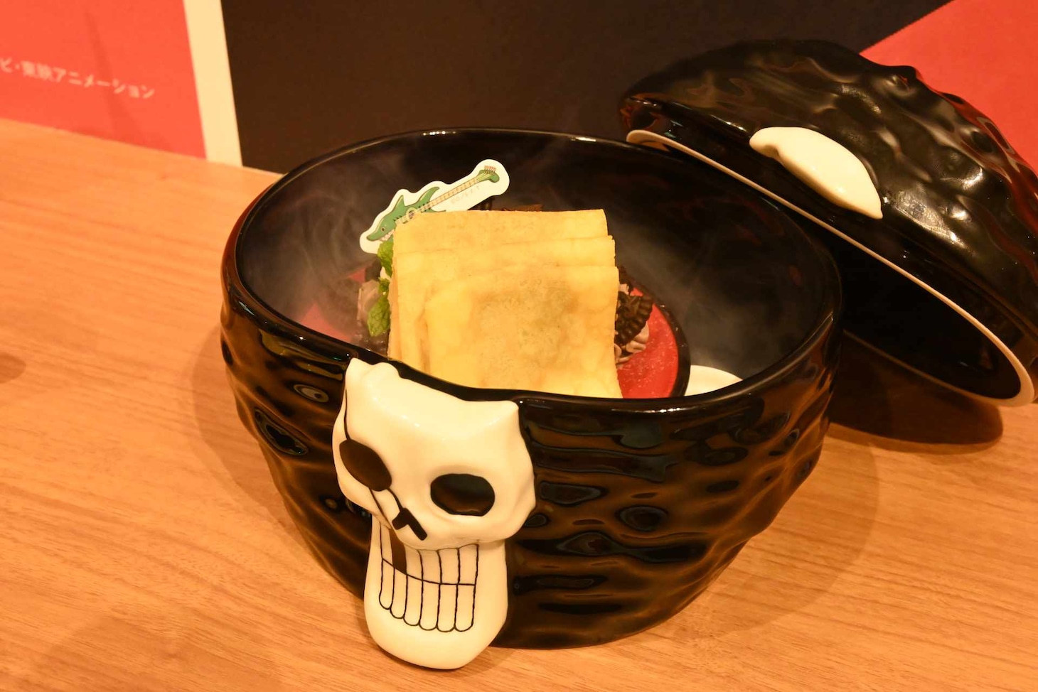 「ONE PIECE CAFE GENE」第2弾メニューより、「『いただきます!! “ロード歴史の本文”!!!』クレープボウル」