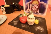 「ONE PIECE CAFE GENE」第2弾メニューより、「ローとコラさん “笑顔”のメモリースイーツプレート」