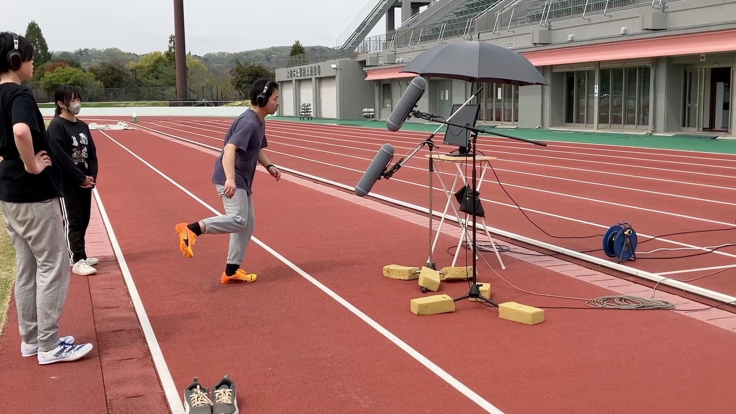 劇場アニメ「ひゃくえむ。」のドキュメンタリー映像「メイキングドキュメンタリー ー真剣（ガチ）になるためー」より (c)魚豊・講談社／『ひゃくえむ。』製作委員会