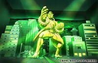 「ダンダダン Animation Works展」より、フォトスポット。ナノスキンで構築された巨大ロボ「グレートキンタ菩薩ゼータバージョン」が登場する特撮風ジオラマだ。